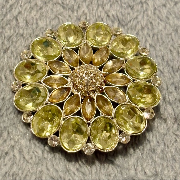Vintage unsigned beautiful light Green flower Brooch with Rhinestones - Picture 12 of 17